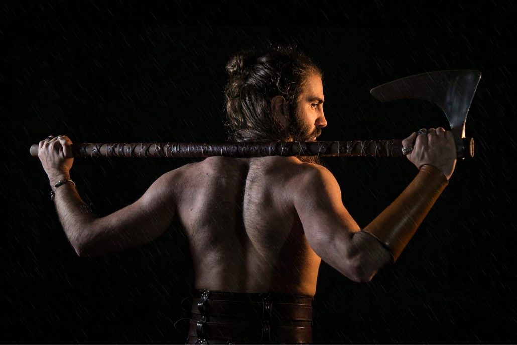 vikingo sosteniendo hacha de espaldas